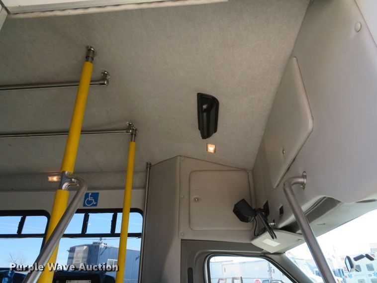 image for item DI2097 2006 Ford E450 Super Duty shuttle bus