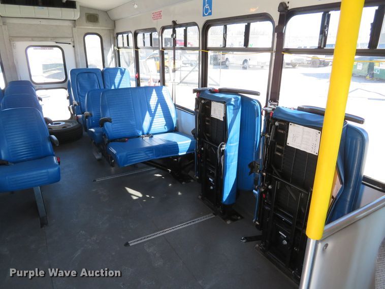 image for item DI2097 2006 Ford E450 Super Duty shuttle bus