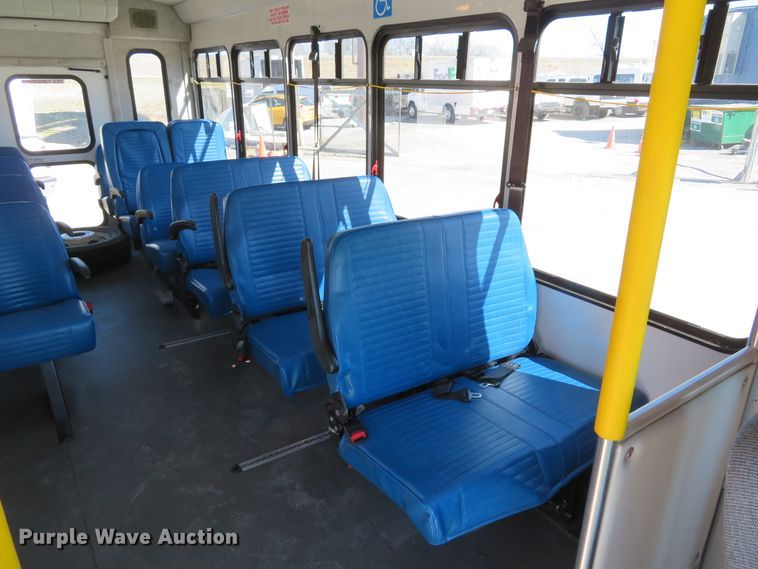 image for item DI2097 2006 Ford E450 Super Duty shuttle bus