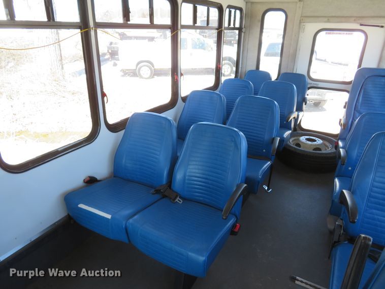 image for item DI2097 2006 Ford E450 Super Duty shuttle bus