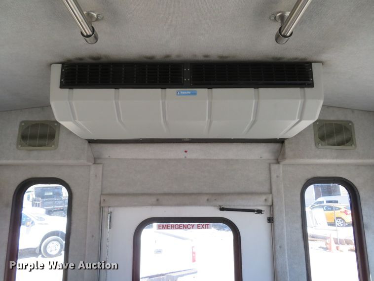 image for item DI2097 2006 Ford E450 Super Duty shuttle bus