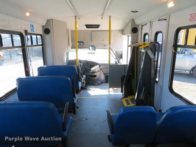 image for item DI2097 2006 Ford E450 Super Duty shuttle bus