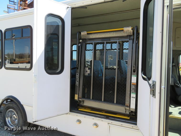 image for item DI2097 2006 Ford E450 Super Duty shuttle bus