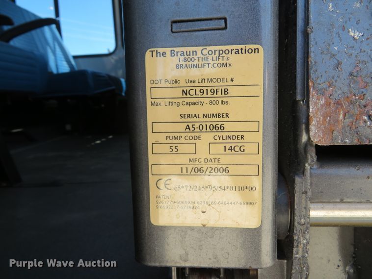 image for item DI2097 2006 Ford E450 Super Duty shuttle bus