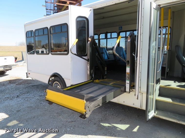 image for item DI2097 2006 Ford E450 Super Duty shuttle bus