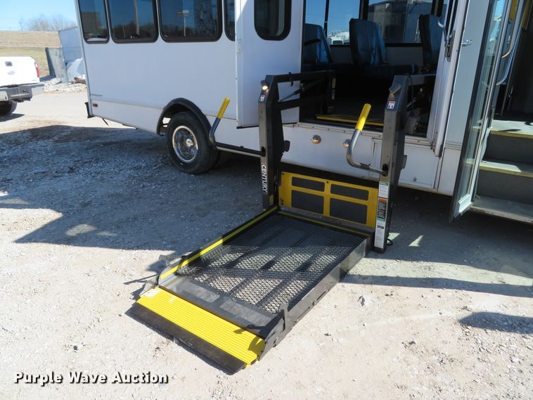 image for item DI2097 2006 Ford E450 Super Duty shuttle bus