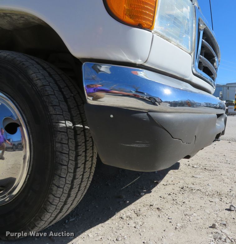 image for item DI2097 2006 Ford E450 Super Duty shuttle bus