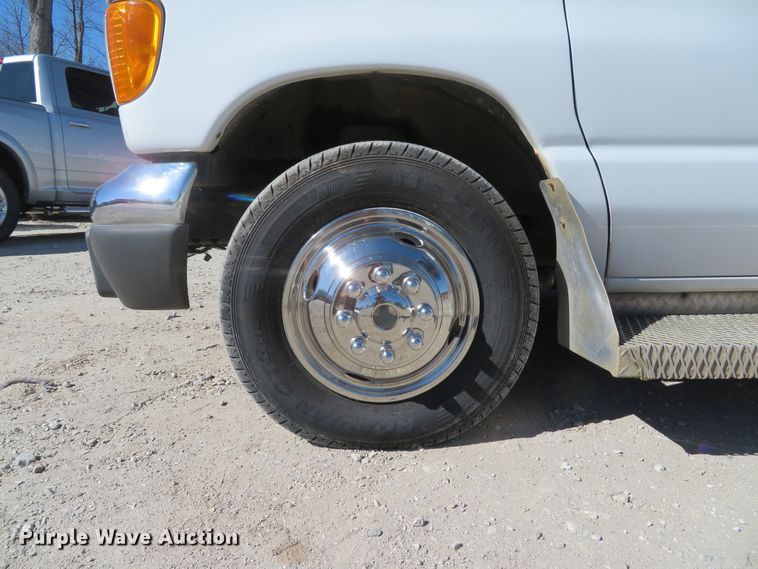 image for item DI2097 2006 Ford E450 Super Duty shuttle bus