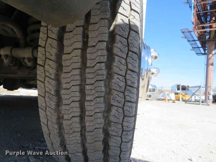 image for item DI2097 2006 Ford E450 Super Duty shuttle bus