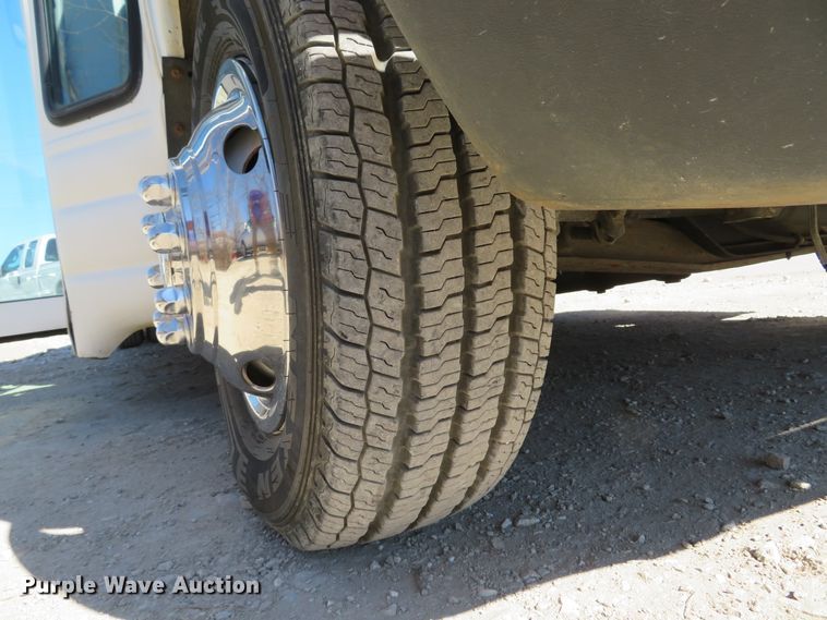 image for item DI2097 2006 Ford E450 Super Duty shuttle bus