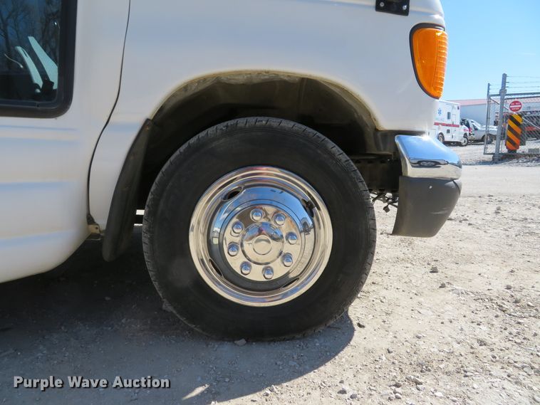 image for item DI2097 2006 Ford E450 Super Duty shuttle bus
