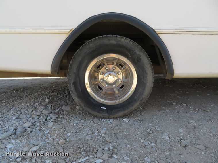 image for item DI2097 2006 Ford E450 Super Duty shuttle bus