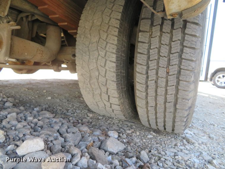 image for item DI2097 2006 Ford E450 Super Duty shuttle bus