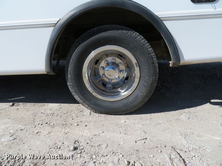 image for item DI2097 2006 Ford E450 Super Duty shuttle bus