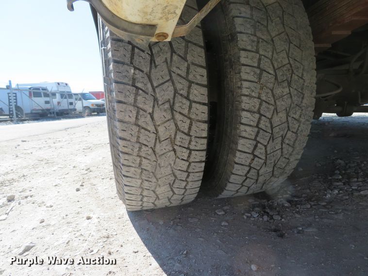 image for item DI2097 2006 Ford E450 Super Duty shuttle bus