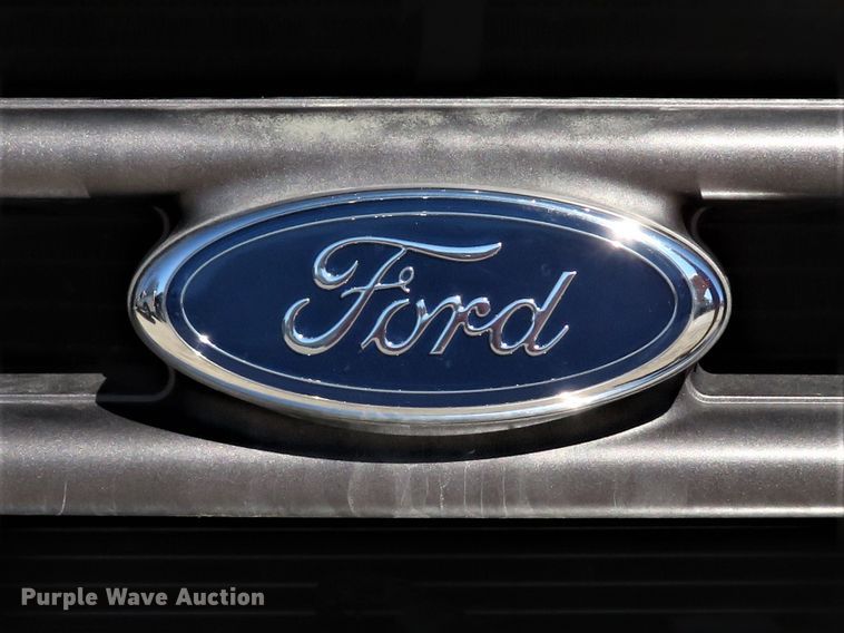 image for item DI2097 2006 Ford E450 Super Duty shuttle bus