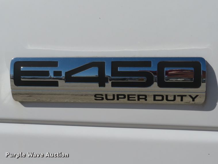 image for item DI2097 2006 Ford E450 Super Duty shuttle bus