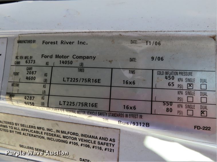 image for item DI2097 2006 Ford E450 Super Duty shuttle bus