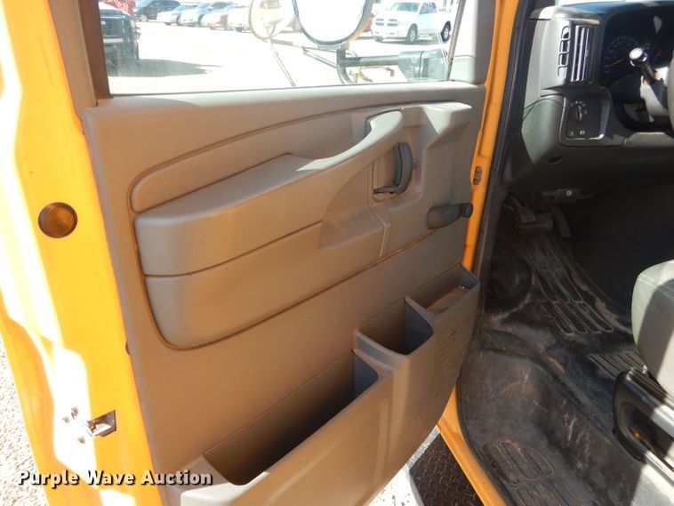 image for item DJ8756 2006 Chevrolet Express 3500 school bus