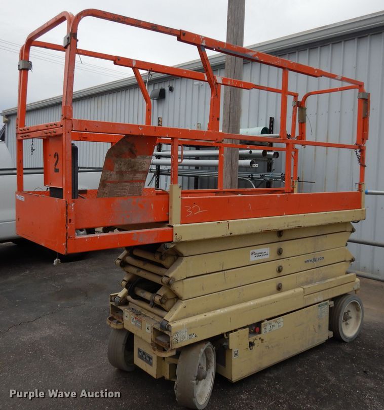 image for item FD9916 2003 JLG 2632E2 scissor lift