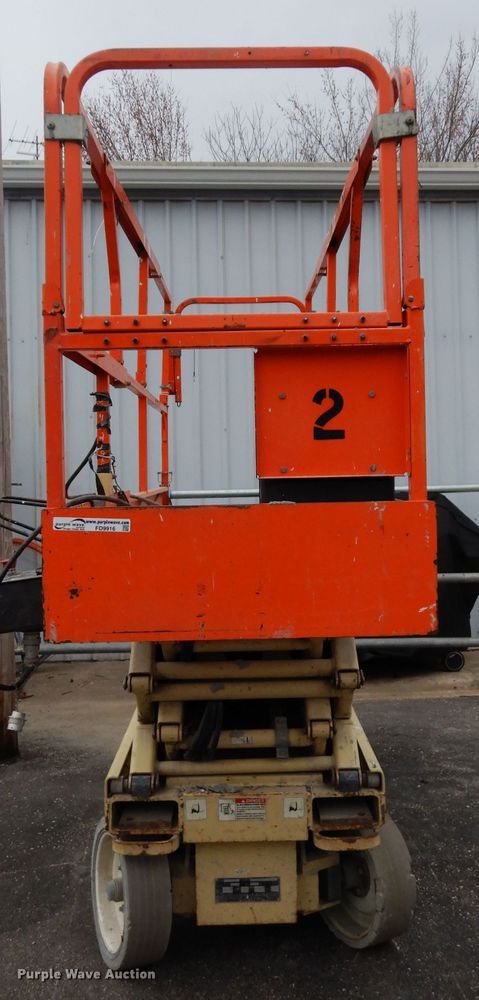 image for item FD9916 2003 JLG 2632E2 scissor lift