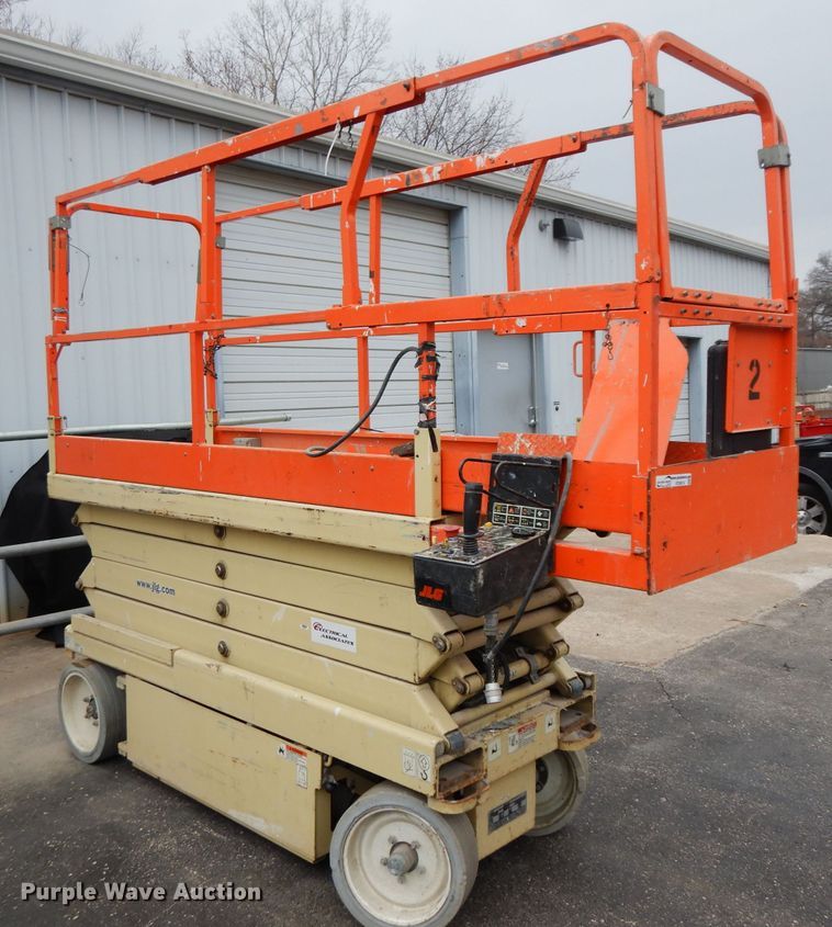 image for item FD9916 2003 JLG 2632E2 scissor lift