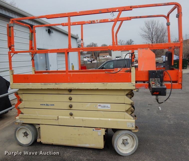 image for item FD9916 2003 JLG 2632E2 scissor lift