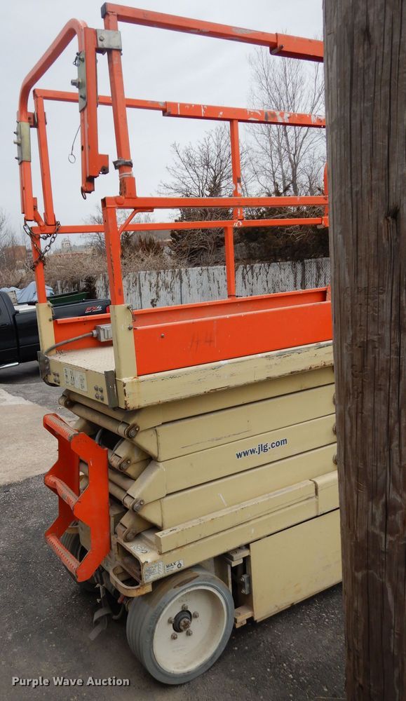 image for item FD9916 2003 JLG 2632E2 scissor lift