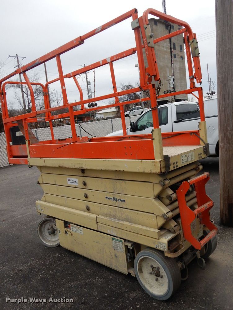 image for item FD9916 2003 JLG 2632E2 scissor lift