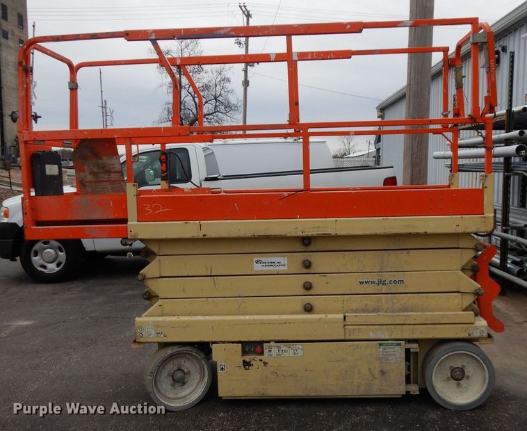 image for item FD9916 2003 JLG 2632E2 scissor lift