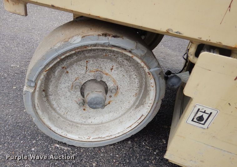 image for item FD9916 2003 JLG 2632E2 scissor lift