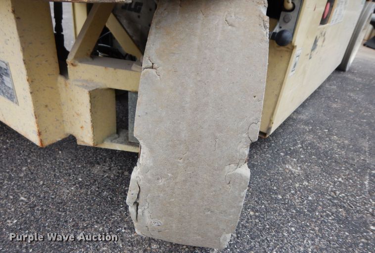 image for item FD9916 2003 JLG 2632E2 scissor lift