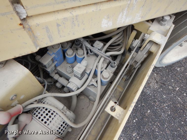 image for item FD9916 2003 JLG 2632E2 scissor lift