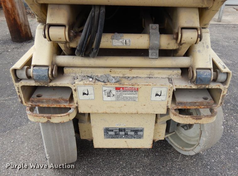image for item FD9916 2003 JLG 2632E2 scissor lift