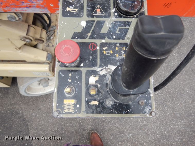 image for item FD9916 2003 JLG 2632E2 scissor lift