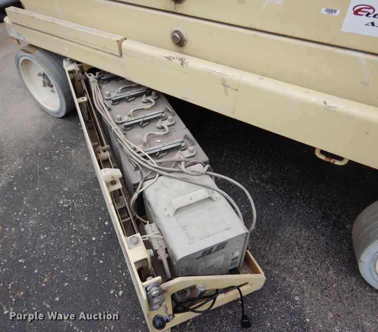 image for item FD9916 2003 JLG 2632E2 scissor lift