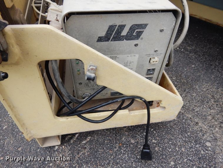 image for item FD9916 2003 JLG 2632E2 scissor lift