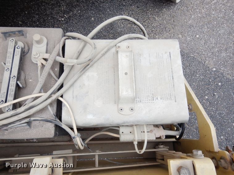 image for item FD9916 2003 JLG 2632E2 scissor lift