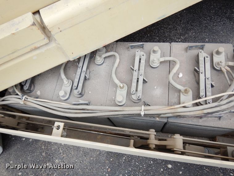 image for item FD9916 2003 JLG 2632E2 scissor lift