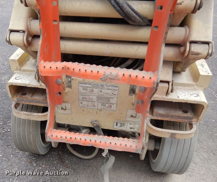 image for item FD9916 2003 JLG 2632E2 scissor lift