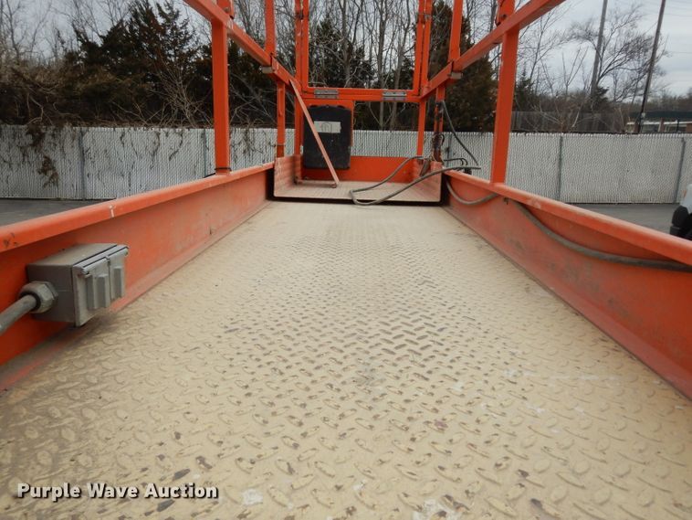 image for item FD9916 2003 JLG 2632E2 scissor lift