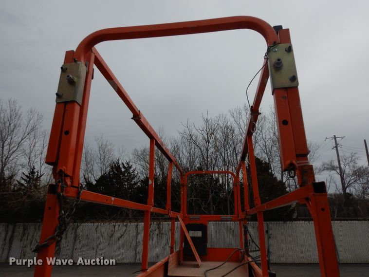 image for item FD9916 2003 JLG 2632E2 scissor lift
