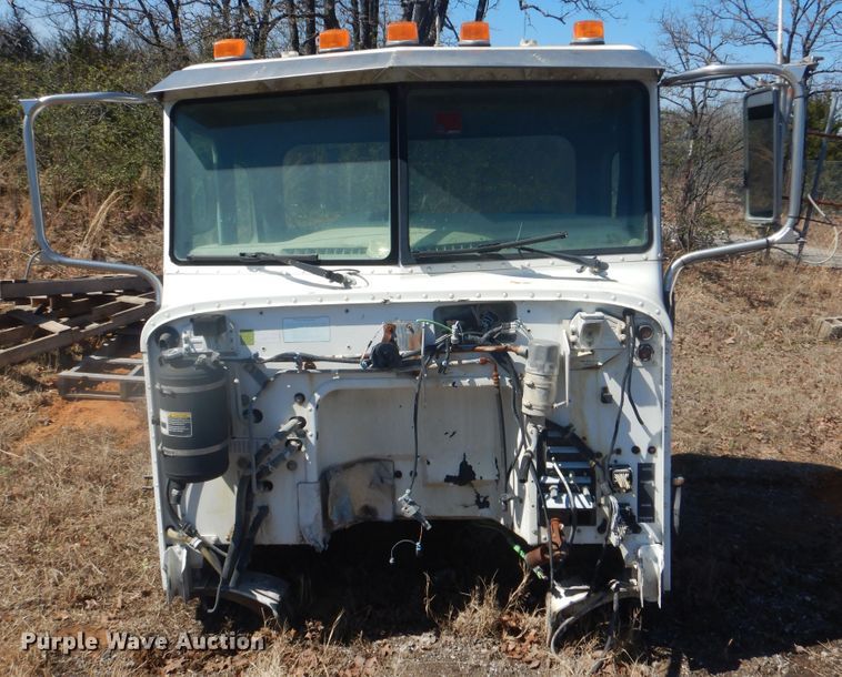 image for item GD9222 2007 Peterbilt 357 truck cab