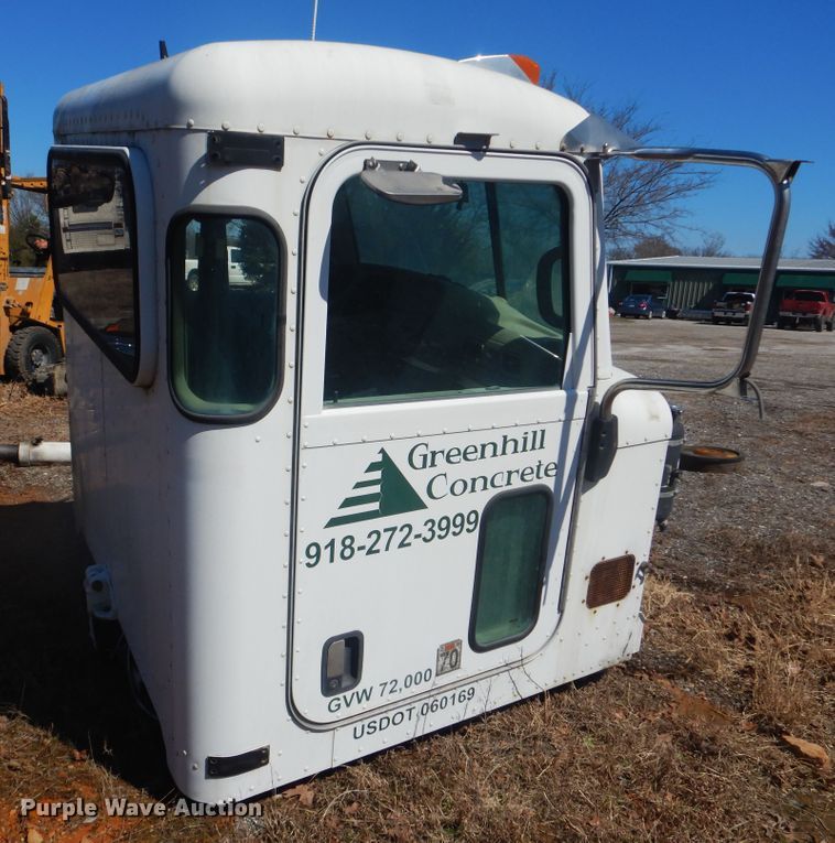 image for item GD9222 2007 Peterbilt 357 truck cab