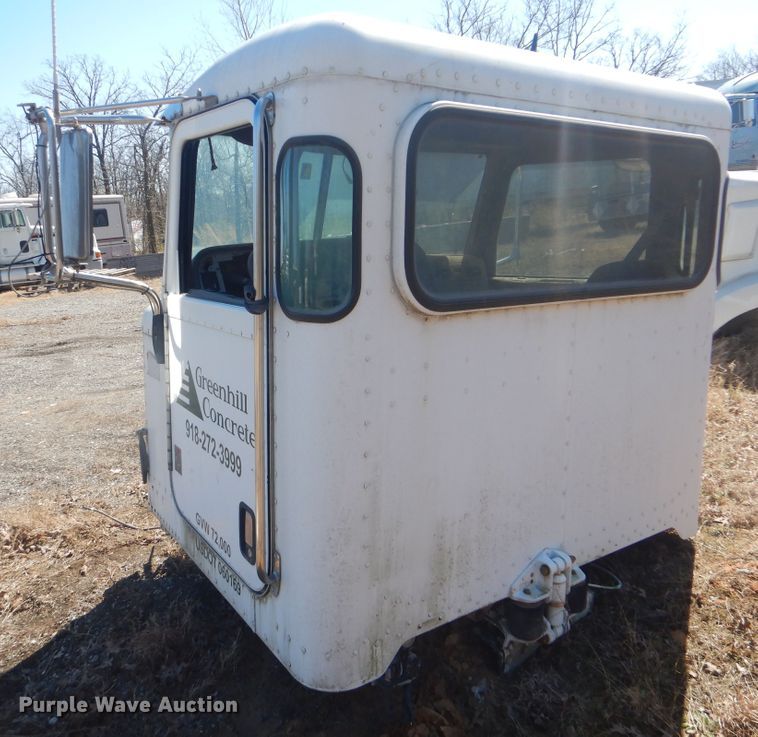 image for item GD9222 2007 Peterbilt 357 truck cab