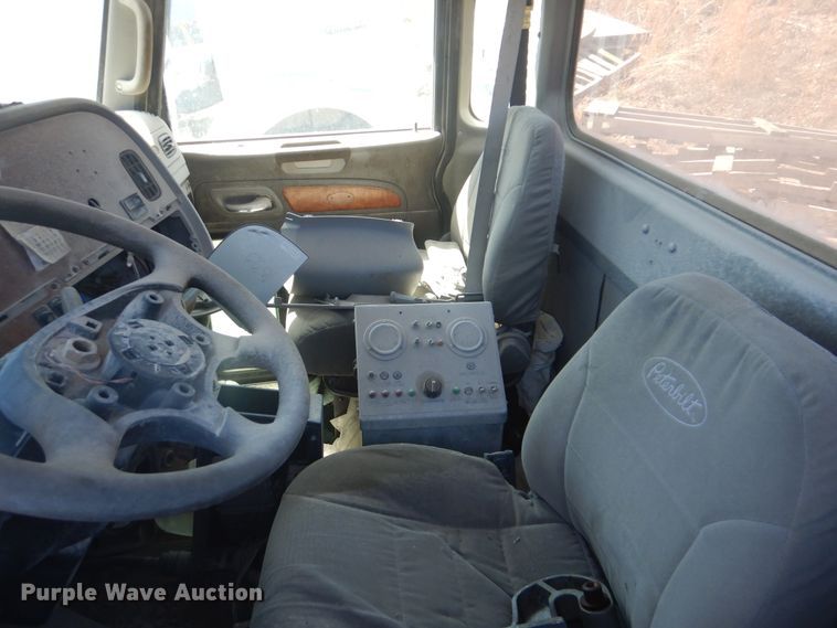 image for item GD9222 2007 Peterbilt 357 truck cab