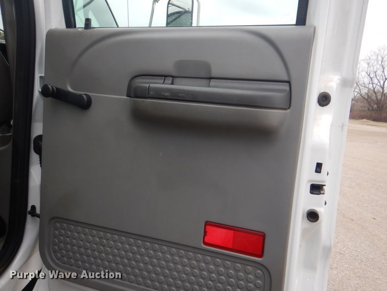 image for item GF9125 2008 Ford F750 Super Duty Crew Cab service truck