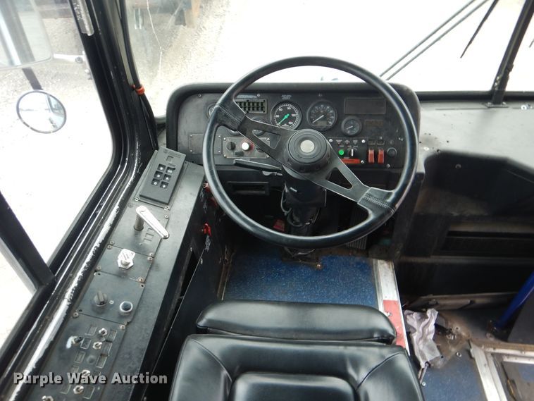 image for item GF9128 2006 El Dorado EZ Rider II coach bus