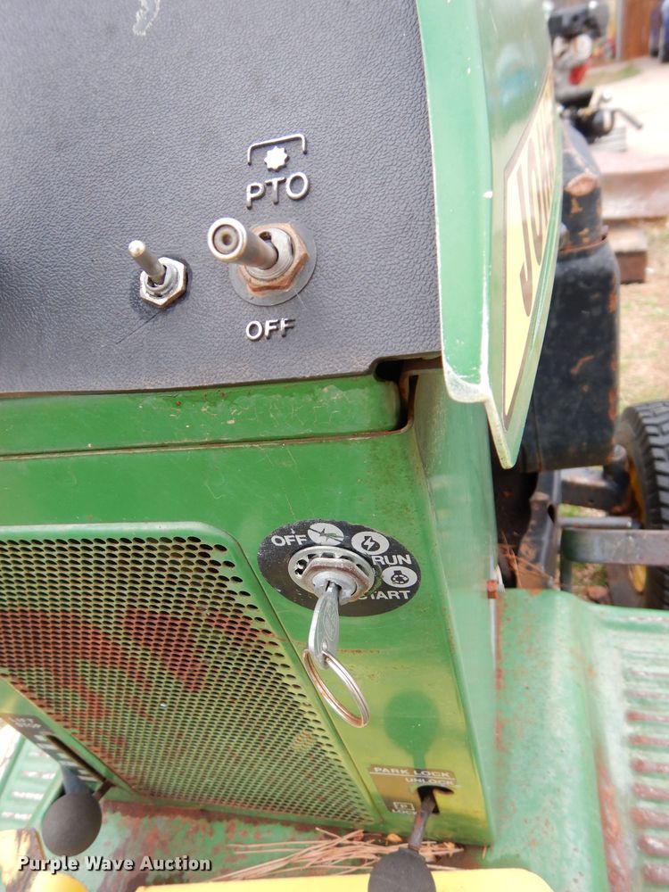 image for item GK9056 John Deere 116 lawn mower