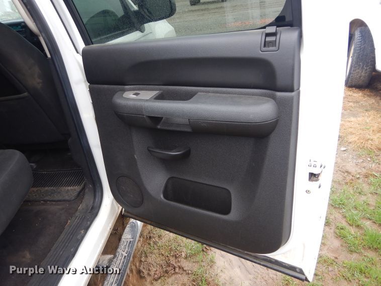 image for item GK9073 2011 Chevrolet Silverado 1500  Crew Cab pickup truck